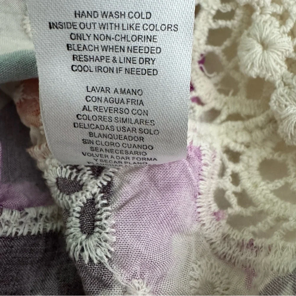 Democracy Three Quarter Sleeve V-Notch Neck Peplum Crochet Printed Woven Top M - Picture 15 of 15